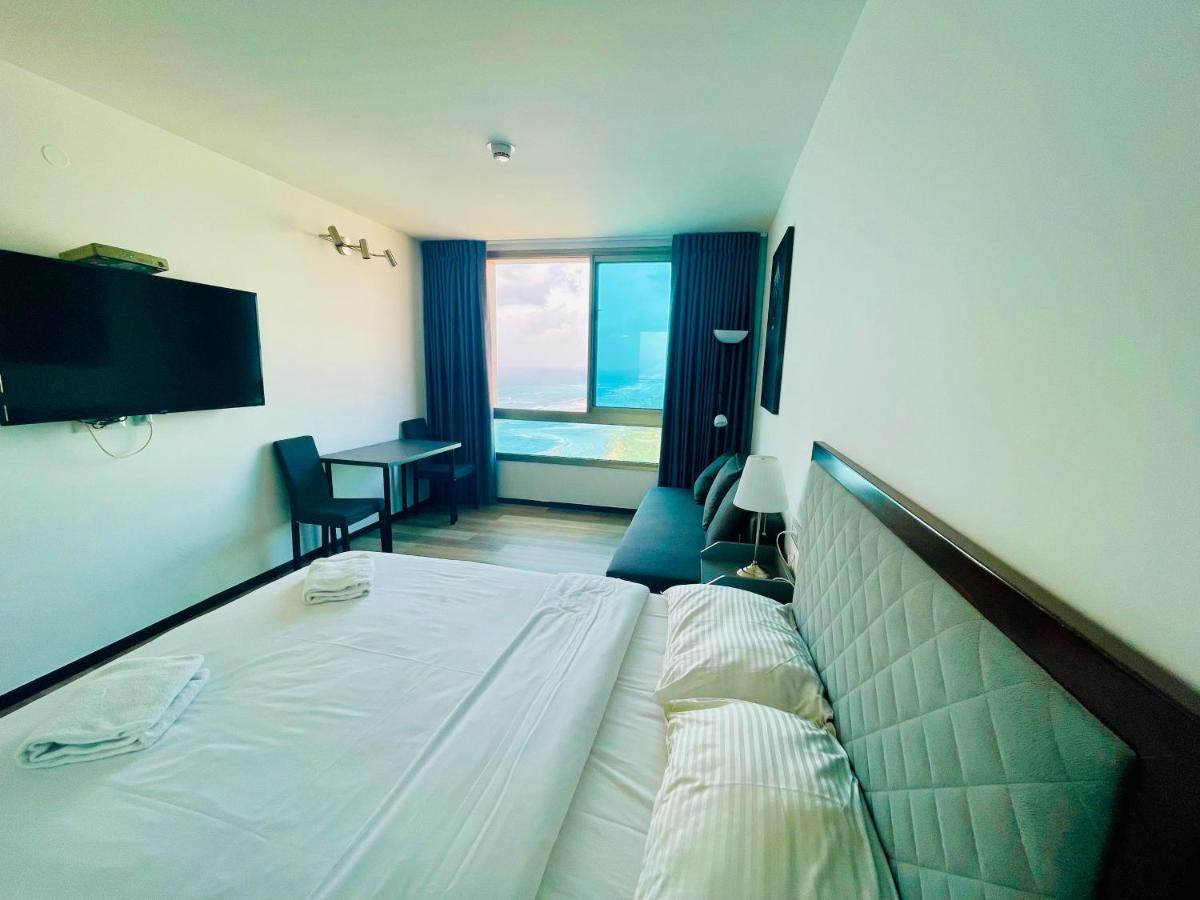 C Tower Apartments Нетания Экстерьер фото